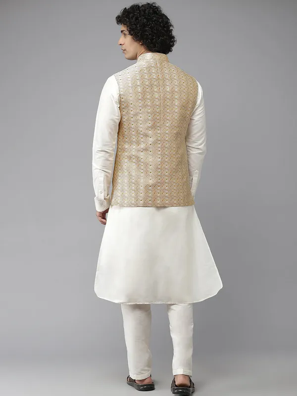Solid_Kurta_With_Pyjama_&_Jacquard_Nehru_Jacket