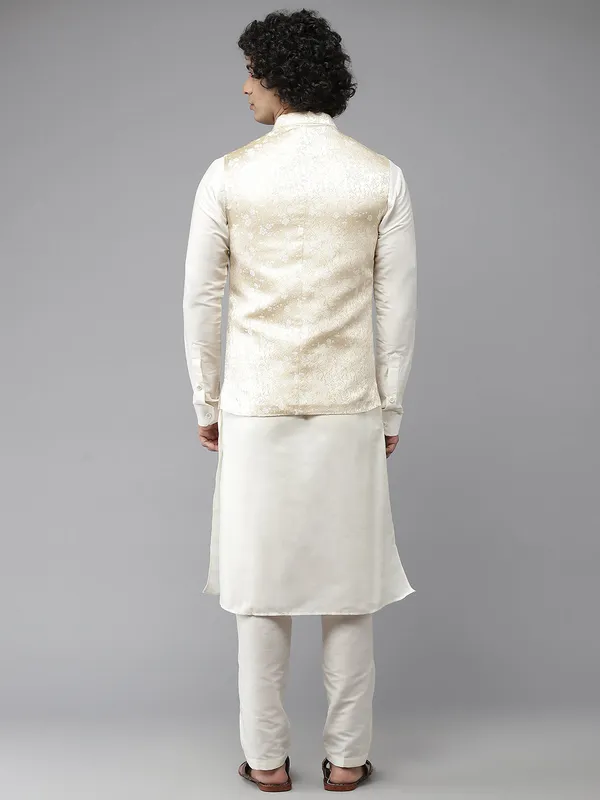 Solid_Kurta_With_Pyjama_&_Jacquard_Nehru_Jacket