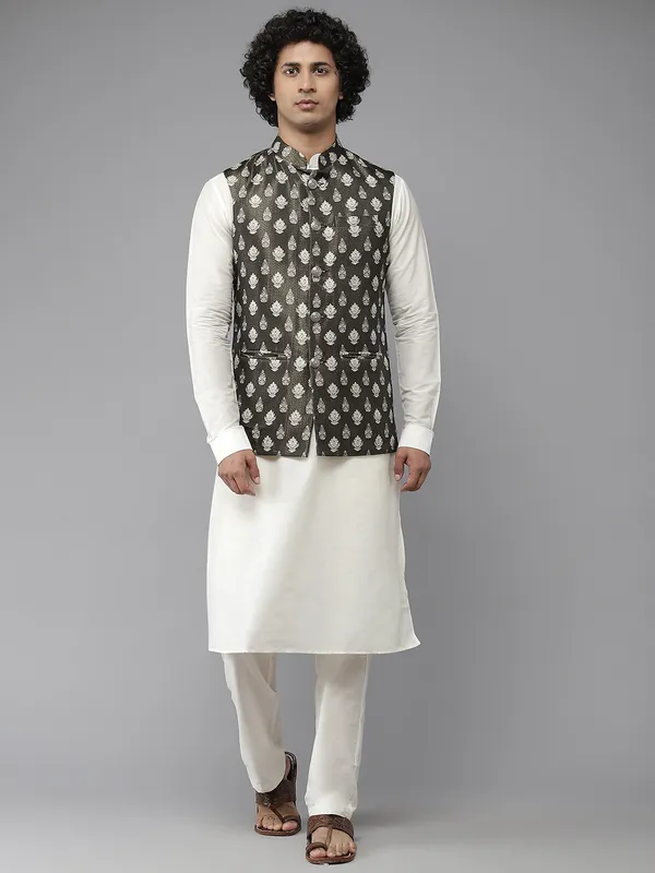 Men_Black_&_White_Solid_Kurta_Pyjamas_With_Nehru_Jacket