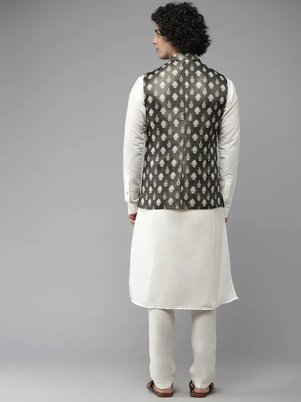 Men_Black_&_White_Solid_Kurta_Pyjamas_With_Nehru_Jacket