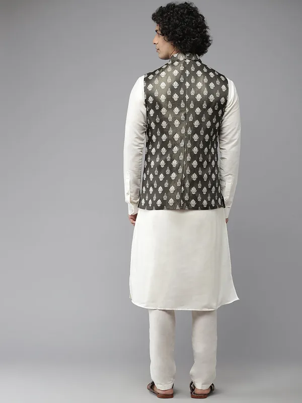 Solid_Kurta_With_Pyjama_&_Jacquard_Nehru_Jacket