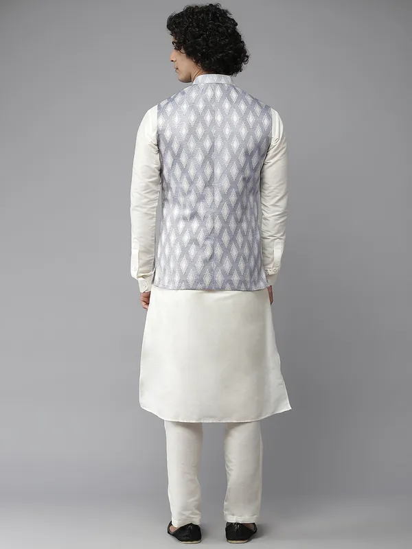 Men_Sky_Blue_&_White_Solid_Kurta_Pyjamas_With_Nehru_Jacket