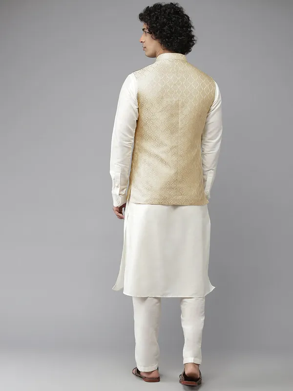 Solid_Kurta_With_Pyjama_&_Jacquard_Nehru_Jacket