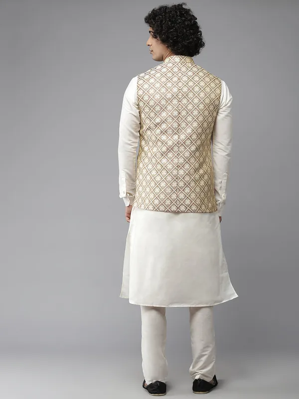 Solid_Kurta_With_Pyjama_&_Jacquard_Nehru_Jacket