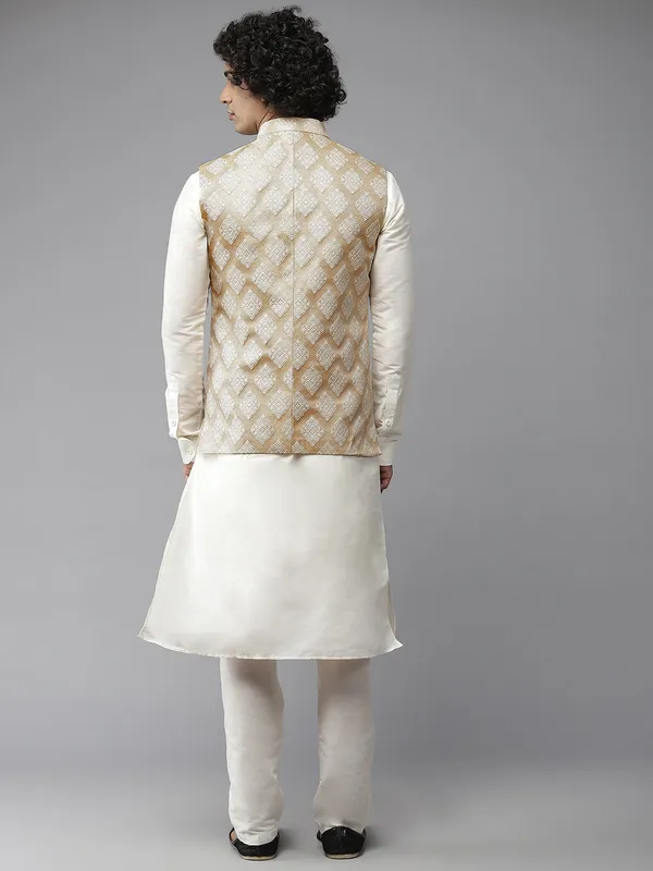 Solid_Kurta_With_Pyjama_&_Jacquard_Nehru_Jacket