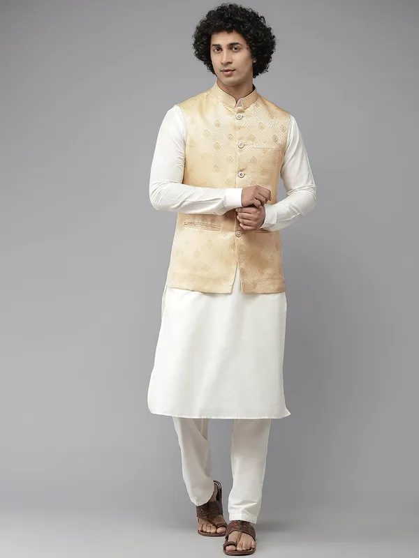 Solid_Kurta_With_Pyjama_&_Jacquard_Nehru_Jacket