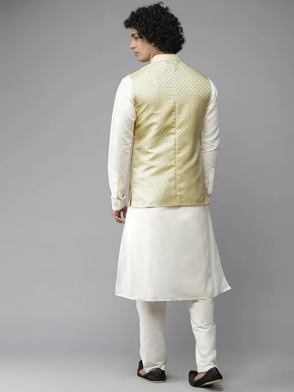 Solid_Kurta_With_Pyjama_&_Jacquard_Nehru_Jacket