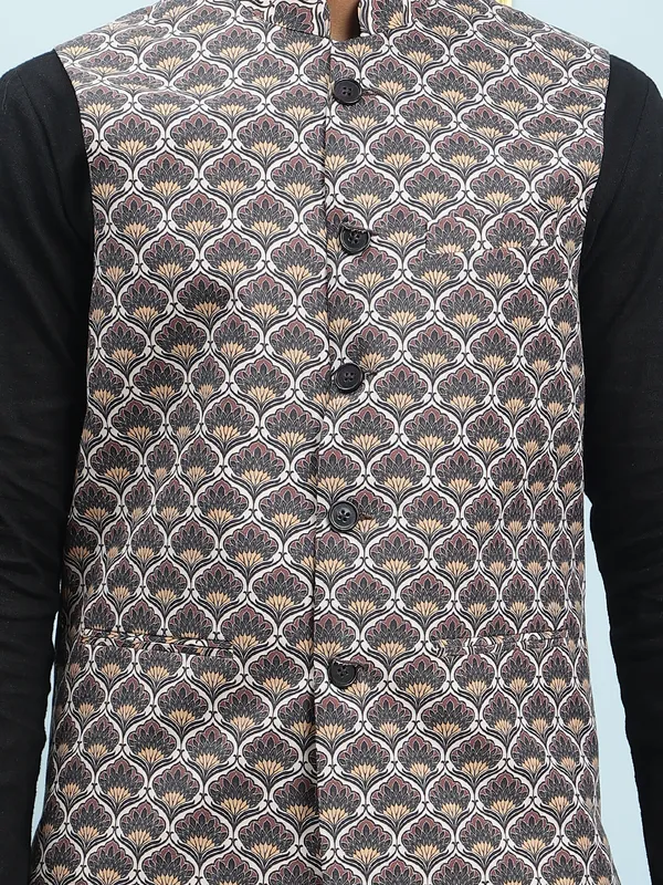 Pure_Cotton_Straight_Kurta_&_Pyjama_Set_with_Printed_Cotton_Nehru_Jacket