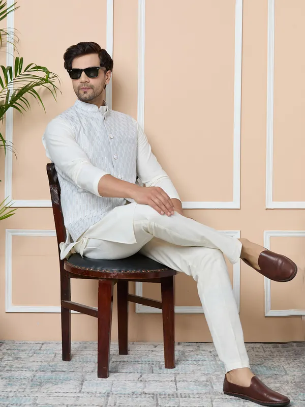 Grey_Sequin_Embroidered_Nehru_Jacket_With_Solid_Kurta-Pyjama_(3_Piece_Set)