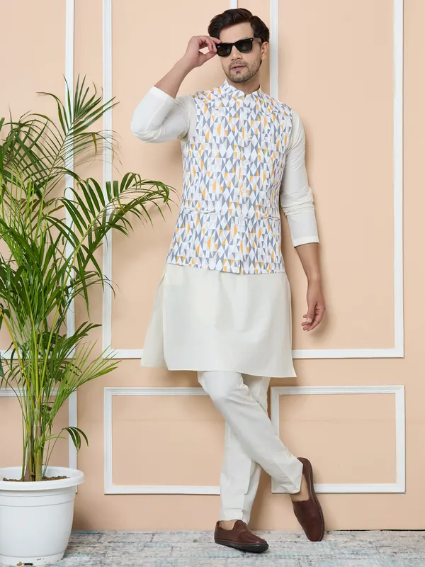 Grey_Printed_Slim_Fit_Cotton_Nehru_Jacket_With_Solid_Kurta-Pyjama_(3_Piece_Set)