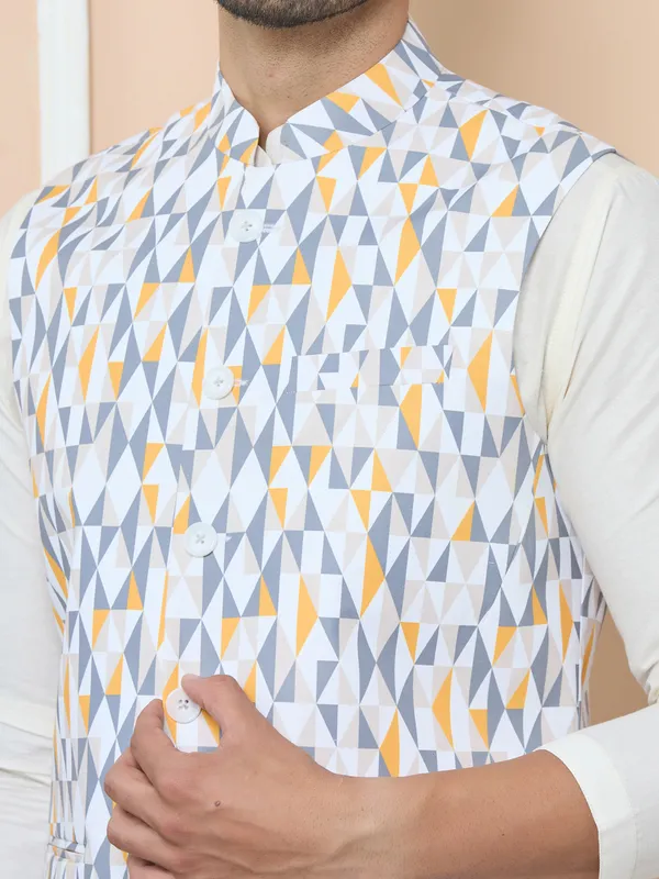 Grey_Printed_Slim_Fit_Cotton_Nehru_Jacket_With_Solid_Kurta-Pyjama_(3_Piece_Set)