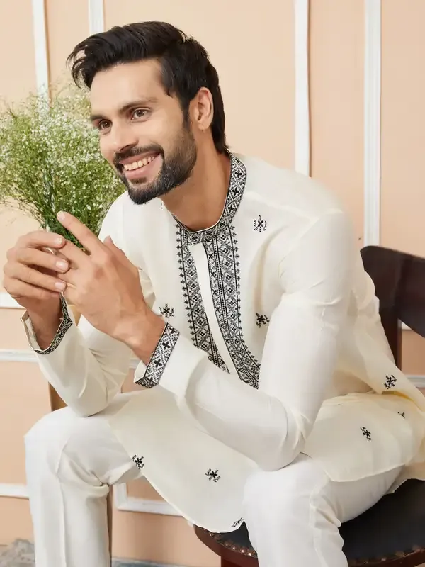 Cream_Embroidered_Chanderi_Silk_Straight_Kurta_With_Pyjama