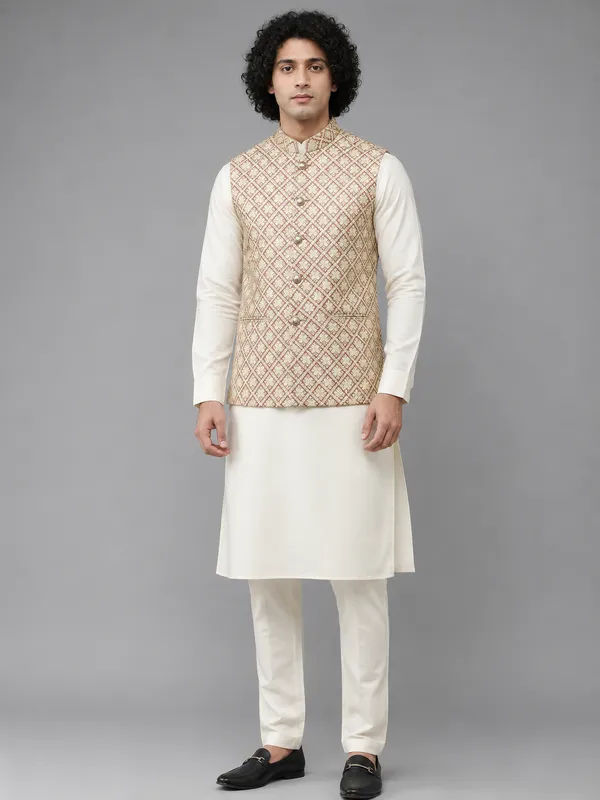 Men_Gold_&_White_Solid_Kurta_Pyjamas_With_Nehru_Jacket