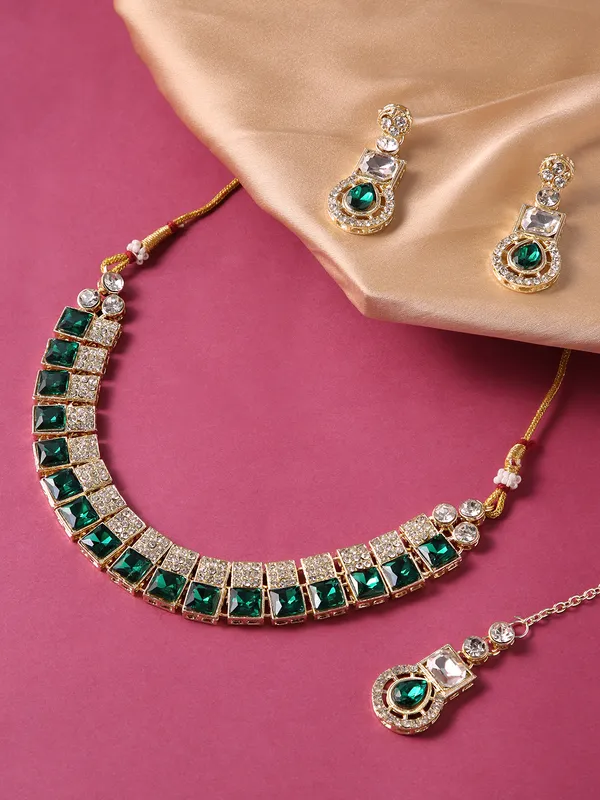 Jewel_Me_Up_Green_Shining_Crystals_Stone_Choker_Jewellery_Set_With_Earrings_&_Maang_Tikka