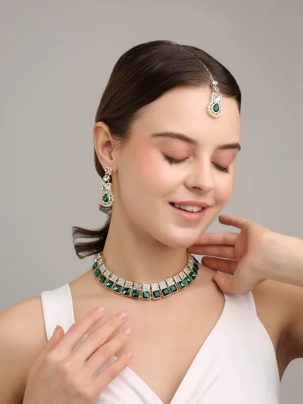 Jewel_Me_Up_Green_Shining_Crystals_Stone_Choker_Jewellery_Set_With_Earrings_&_Maang_Tikka
