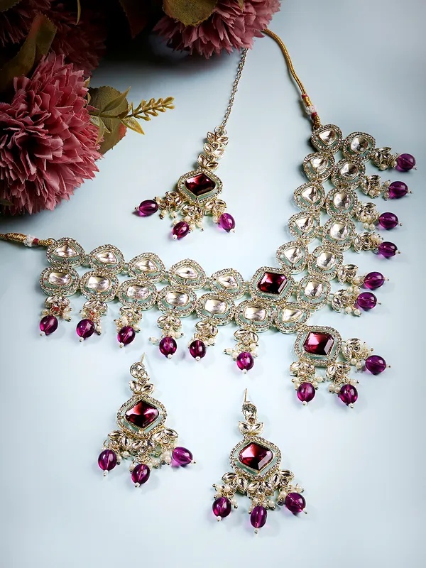Wine_Pearls_And_White_Kundan_Mini_Bridal_Necklace_Set_With_Maang_Tikka_By_Jewel_Me_Up