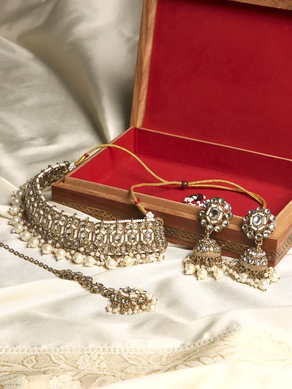 Ethnic_Premium_White_Pearl_And_Kundan_Choker_Set