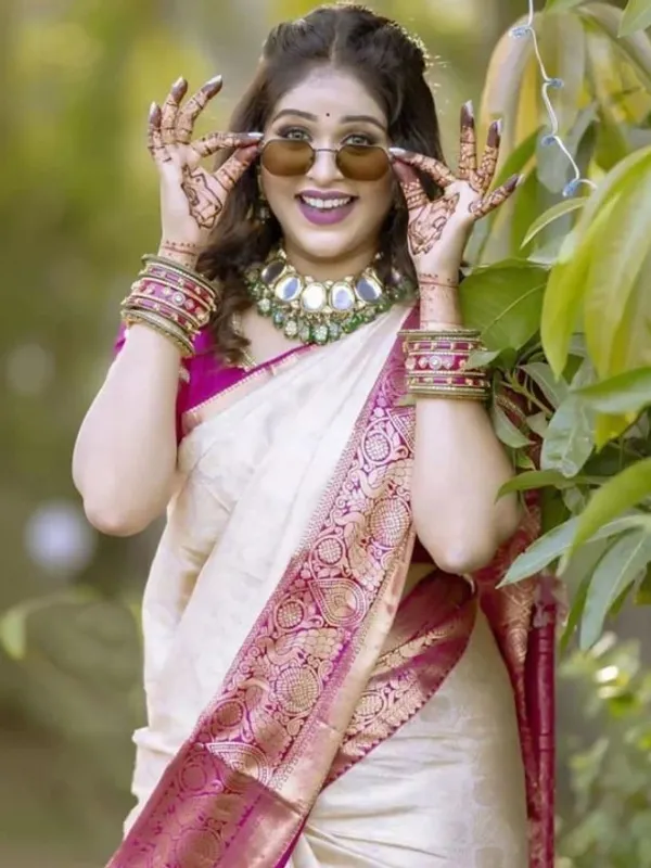 Classic_White_Silk_Saree_With_Contrast_Pink_Gold_Zari_Border