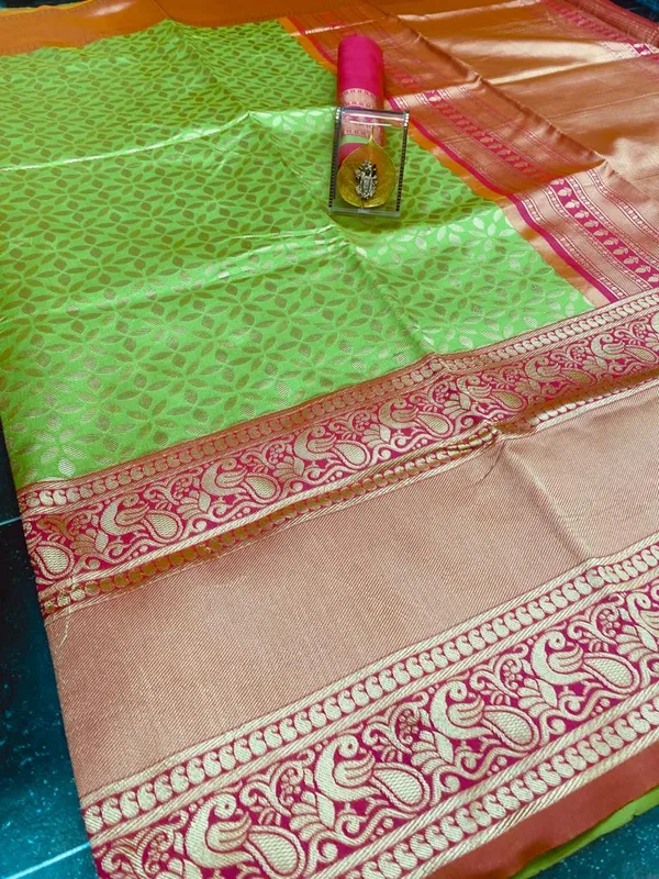 Parrot_Green_And_Pink_Pure_Silk_Handloom_Saree_With_Zari_Border