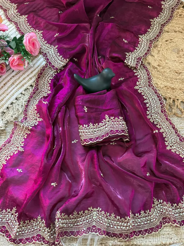 Magenta_Velvet_Heavy_Embroidered_Bridal_Saree_With_Blouse_Piece