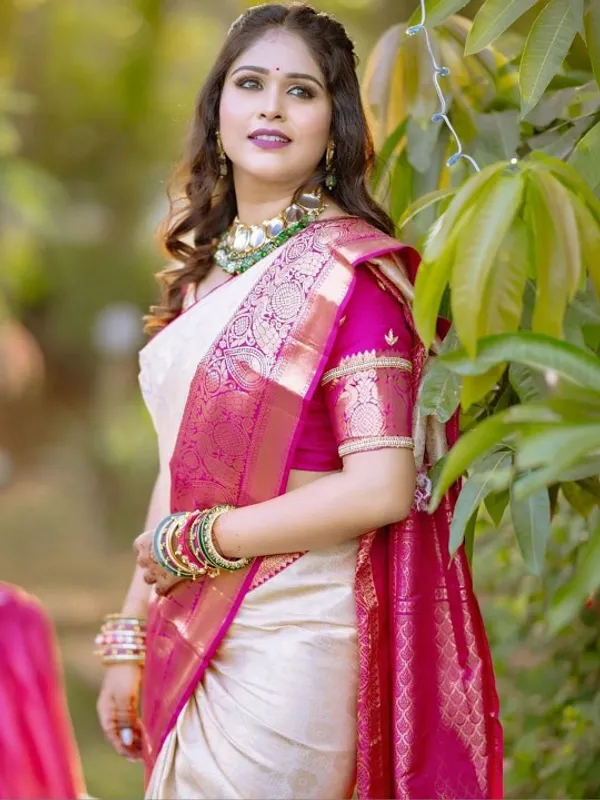 Classic_White_Silk_Saree_With_Contrast_Pink_Gold_Zari_Border