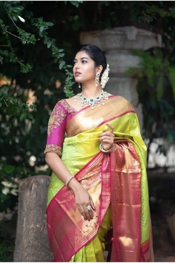 Parrot_Green_And_Pink_Pure_Silk_Handloom_Saree_With_Zari_Border