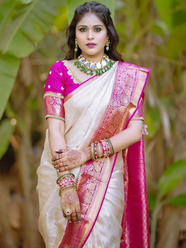 Classic_White_Silk_Saree_With_Contrast_Pink_Gold_Zari_Border