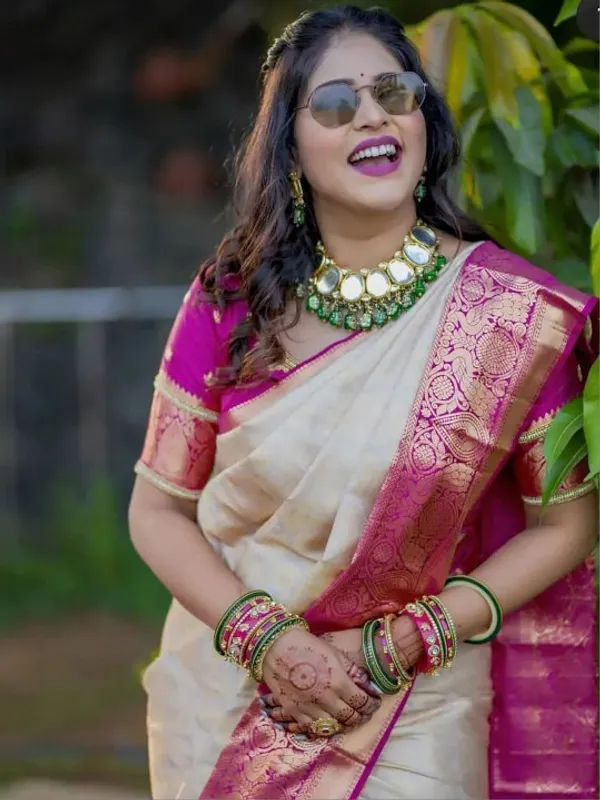 Classic_White_Silk_Saree_With_Contrast_Pink_Gold_Zari_Border