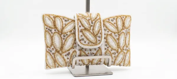Bridal_Clutch_Studded_With_Stones_And_Pearls