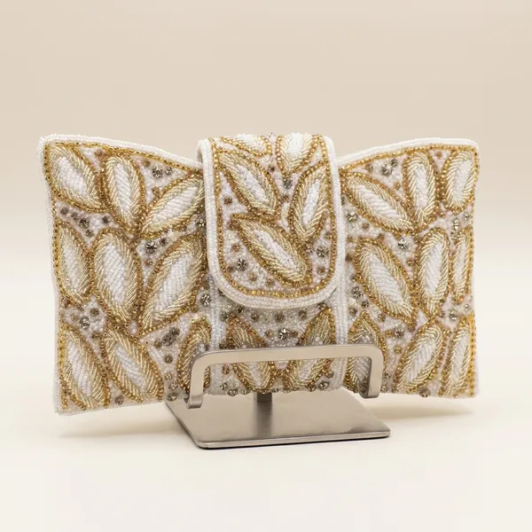 Bridal_Clutch_Studded_With_Stones_And_Pearls