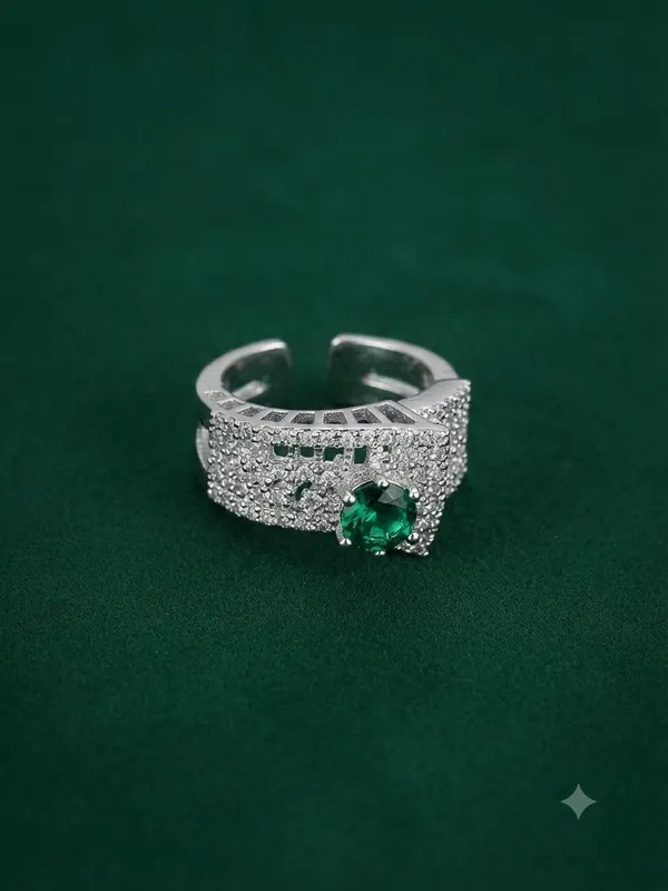 Elegant_Silver_Ring_With_emerald_green_Stone_And_Crystal_Embellishments