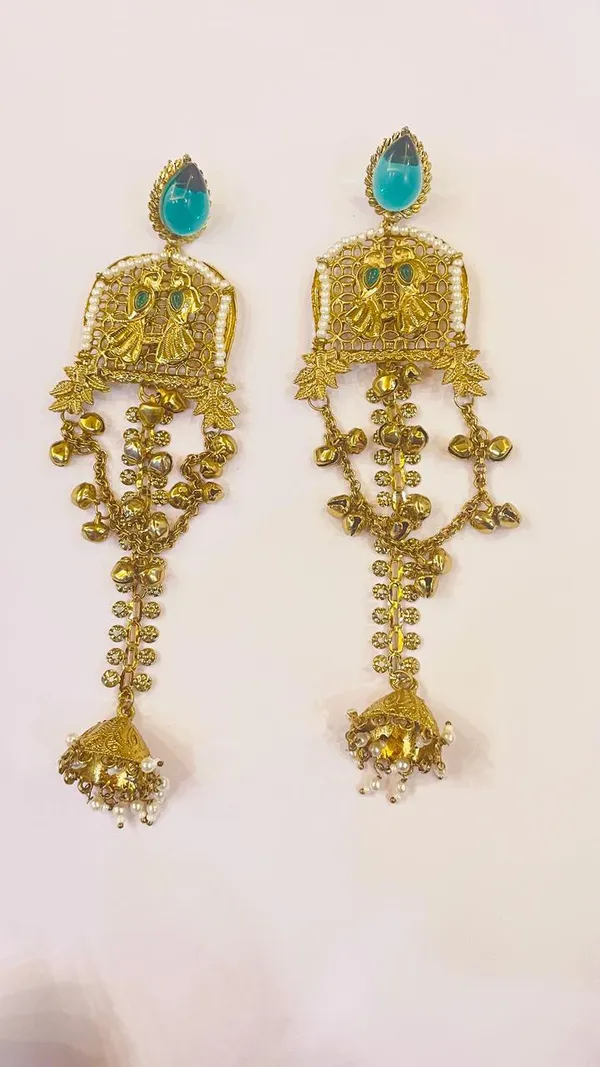 Traditional_Gold-Toned_Kashmiri_jhumka__with_pearl_design