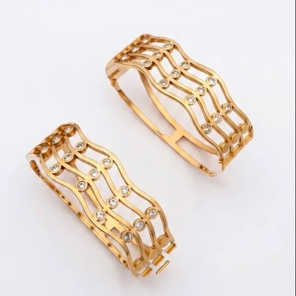 Gold-Tone_Bracelet_with_AD