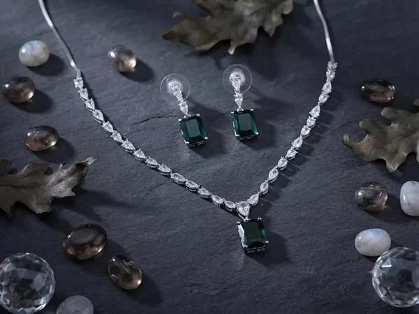 Silver-Tone_AD_Necklace_set_emerald_green_square_shape_colour_stone