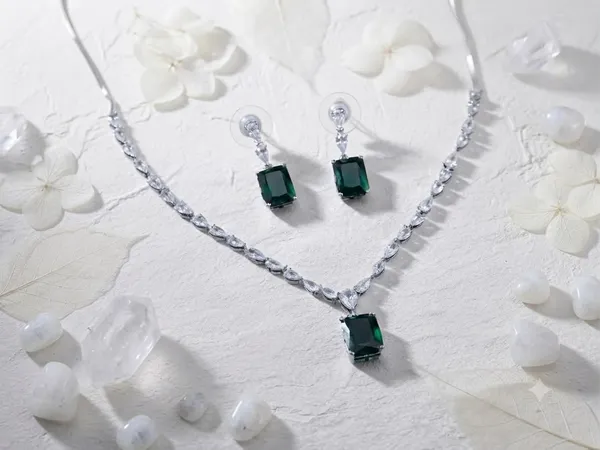 Silver-Tone_AD_Necklace_set_emerald_green_square_shape_colour_stone