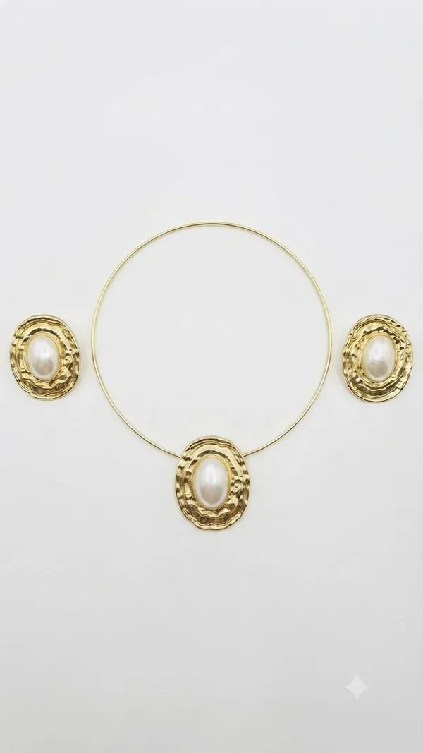 Elegant_Gold_Toned_hasli_with_pearl_in_the_centre