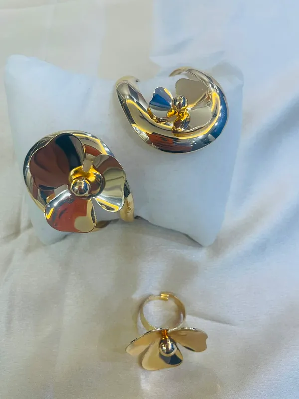 Statement_Gold_Floral_Cuff_with_Ring_(Anti_Tarnish)