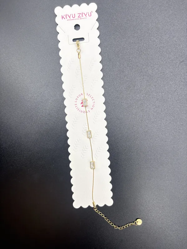 Golden_Chain_Bracelet_With_Delicate_Charm_Design