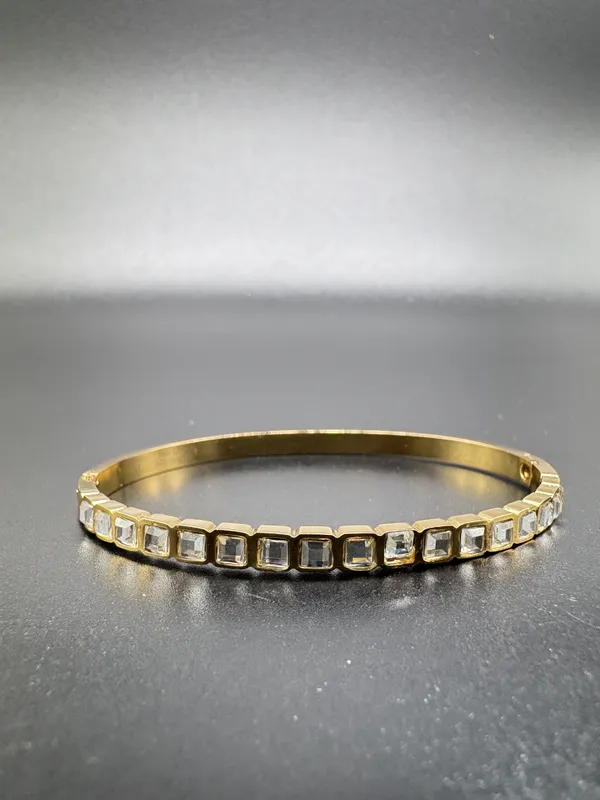 Elegant_Gold-Toned_Bracelet_With_Crystal_Embellishments