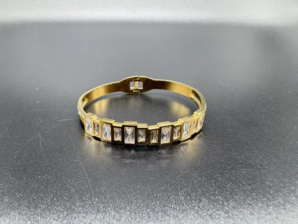 Gold-Plated_Baguette_Cut_Diamond_Band_Ring