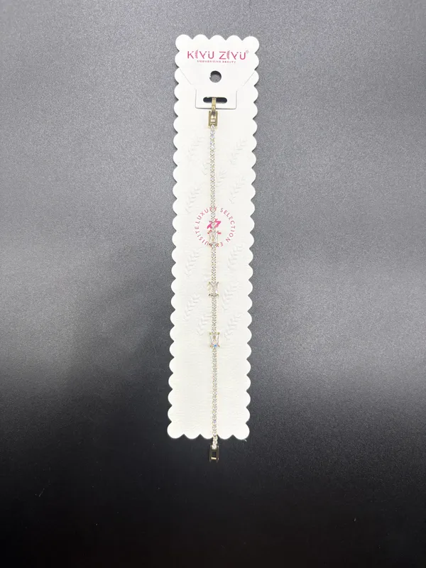 Elegant_Silver-Tone_Star_Charm_Bracelet_With_Delicate_Chain