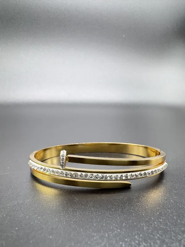 Elegant_Gold-Plated_Crystal_Bangle_Bracelet