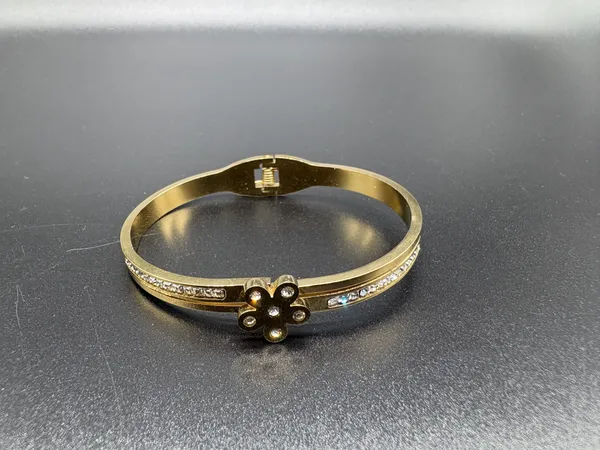 Gold-Tone_Floral_Bracelet_With_Crystal_Embellishments