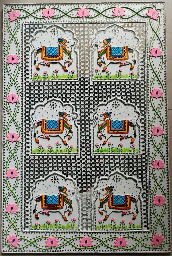 Handcrafted_Pichwai_Lippan_Fusion_Art_Tapestry_With_Sacred_Cows_And_Floral_Motifs_Wall_Decor/_Temple_Backdrop