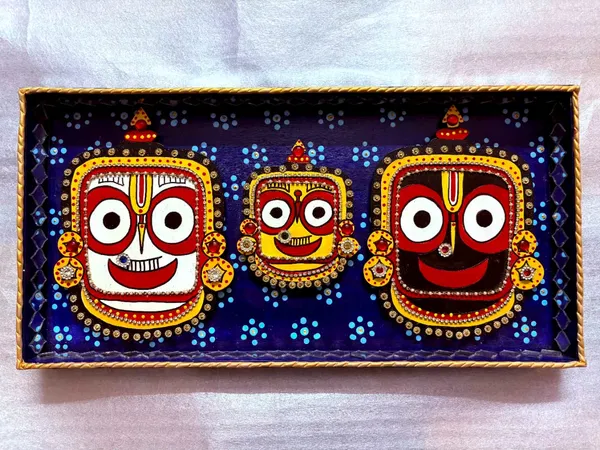 Handcrafted_Jagannath_Puri_Wooden_Tray_-_Lord_Jagannath,_Balabhadra_&_Subhadra_Idol_Set