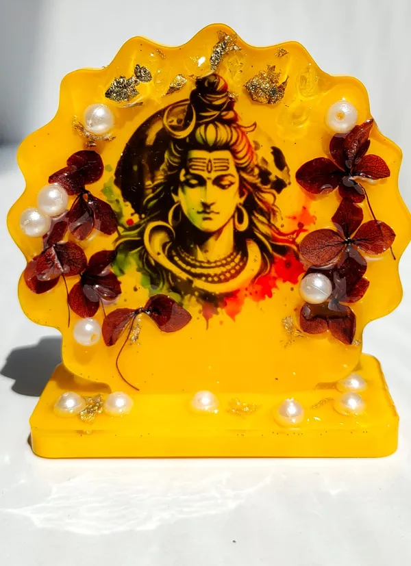 Handcrafted_Elegant_Resin_Lord_Shiva_Idol_With_Pearls_&_Real_Dry_Petals