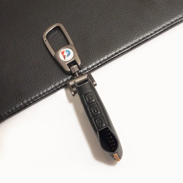 Black_Genuine_Leather_Premium_Key_Cover_With_Key_Chain_For_Car