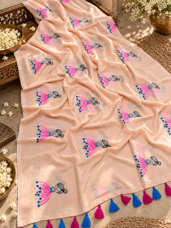 Peach_Mul_Cotton_Saree_With_Doll_Motif_And_Tassels