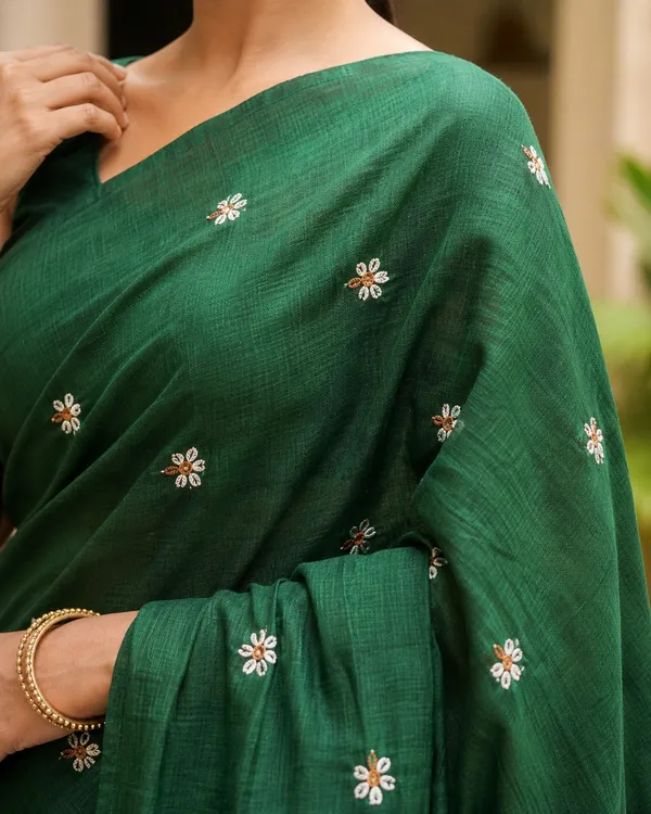 Green_Khadi_Cotton_Saree_With_White_Flowers_Embroidery