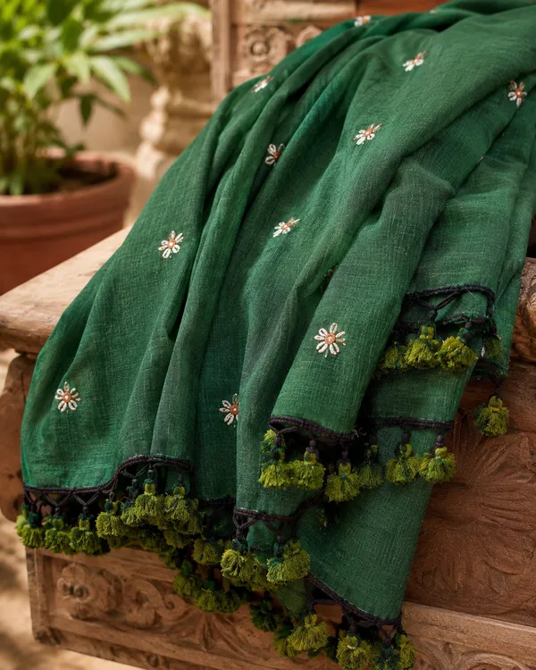 Green_Khadi_Cotton_Saree_With_White_Flowers_Embroidery